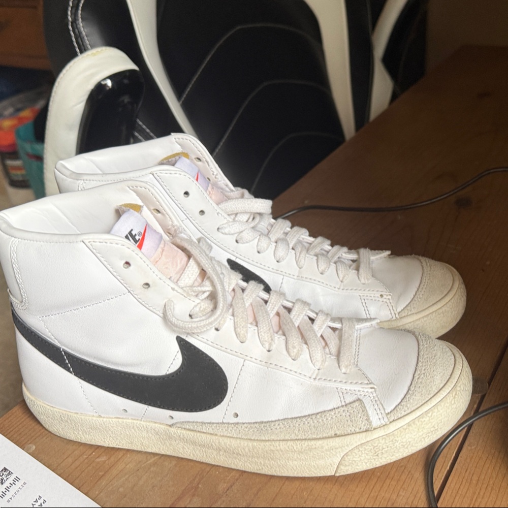 Nike Off-White/Tan Low-Top Sneakers with Neutral Outsoles